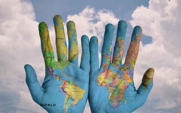 handen beschilderd met de wereldkaart