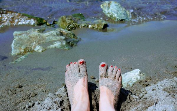 blote voeten op het strand