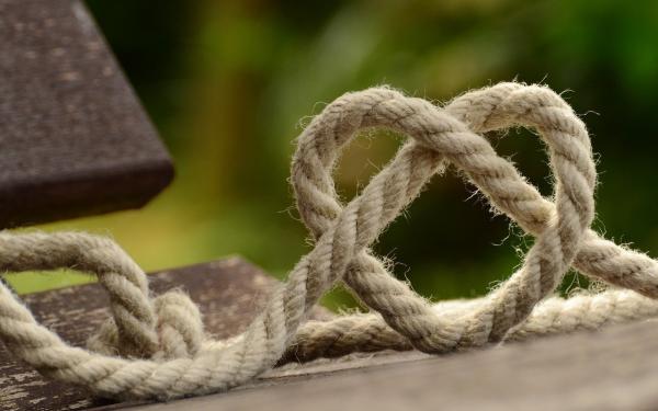 touw geknoopt in de vorm van een hart