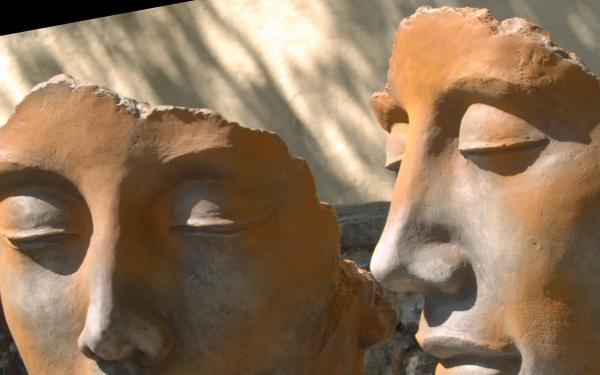sculptuur twee hoofden