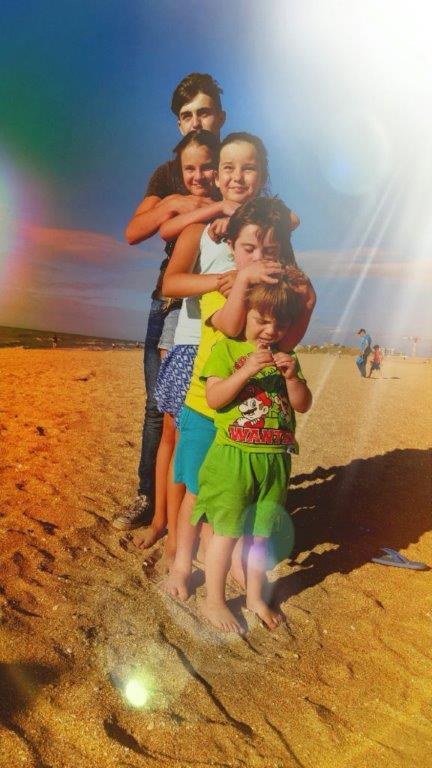 Vijf kinderen samen met vakantie