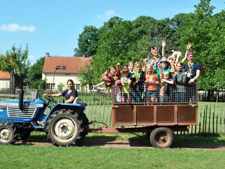 tractor met aanhangwagen vol kinderen
